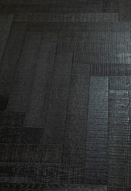 Intenso pavimentazione in legno ingegnerizzato a spina di pesce.